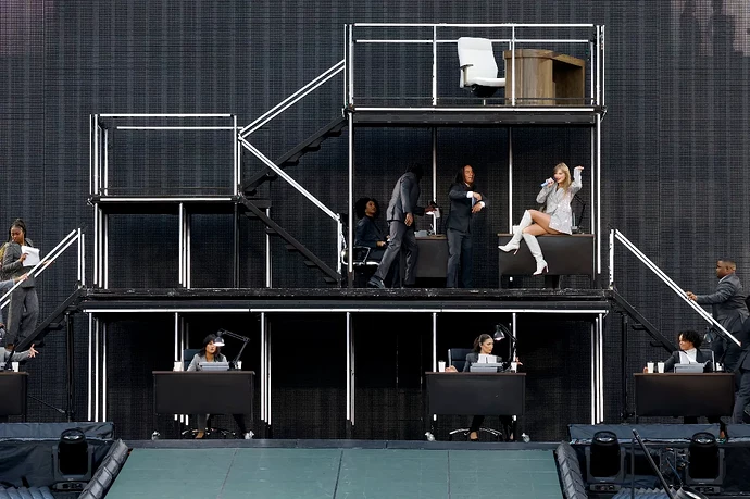 Taylor-Swift-eras-tour-stage