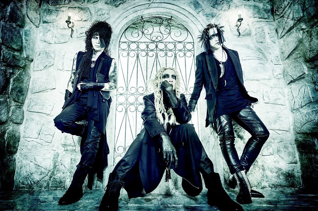 ex-D'ESPAIRSRAY Gt. KARYU, Ba. ZERO and Dr. TSUKASA 